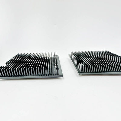Części do obróbki CNC o wysokiej precyzji. Czarny, szczelinowy aluminiowy radiator wzmacniacza mocy