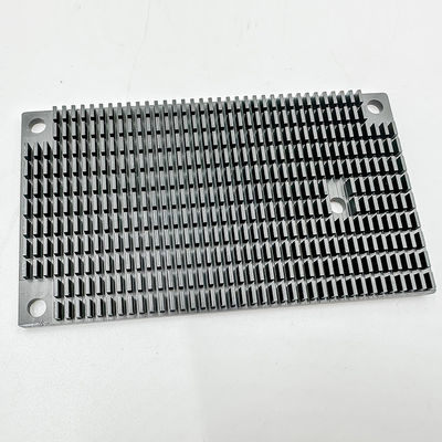 Części do obróbki CNC o wysokiej precyzji. Czarny, szczelinowy aluminiowy radiator wzmacniacza mocy